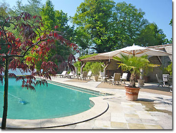 The heated swimming pool at Château de Bénéauville