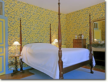 Caillotière guest room with four-poster bed.  Copyright M/Mme de Noblet.  All rights reserved.