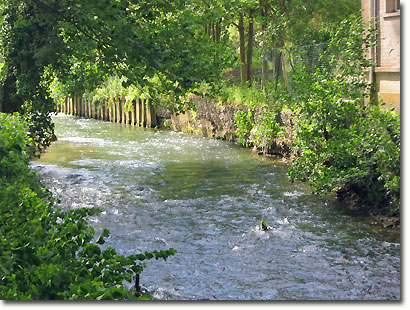 River Lys at Château de Moulin le Comte.  Copyright M. Van de Elst.  All rights reserved.