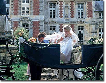 Wedding couple in carriage Chteau des Cond