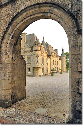 Gateway to Château de Servigny